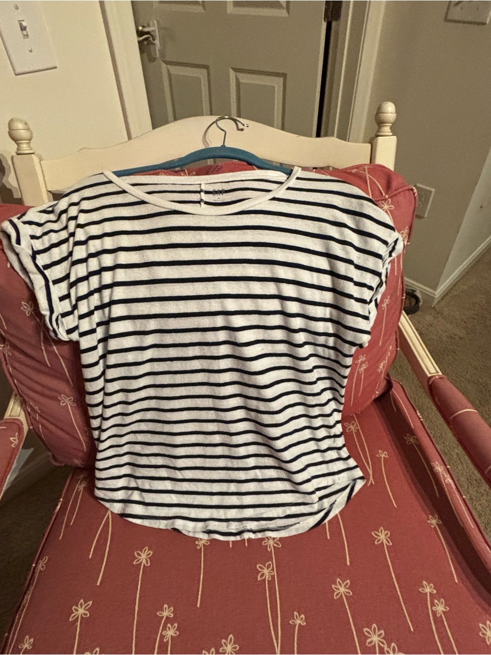 GAP NWOT White and Black Striped Short Sleeve Top SIZE XS. flawless cuff sleeve